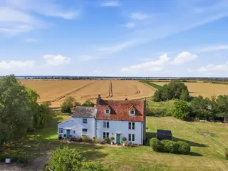 A beautifully refurbished high specification 3000 sq ft Elizabethan home with no immediate neighbours and secluded grounds of 1.11acres (stls)