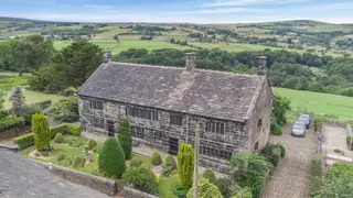 Beautiful Grade II Listed property & barn with additional 14 acres of grazing land.