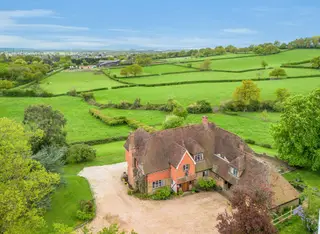 A prestigious, grandiose residence with 3.1 acre grounds (stls), breathtaking views over rolling countryside and huge potential (stp)