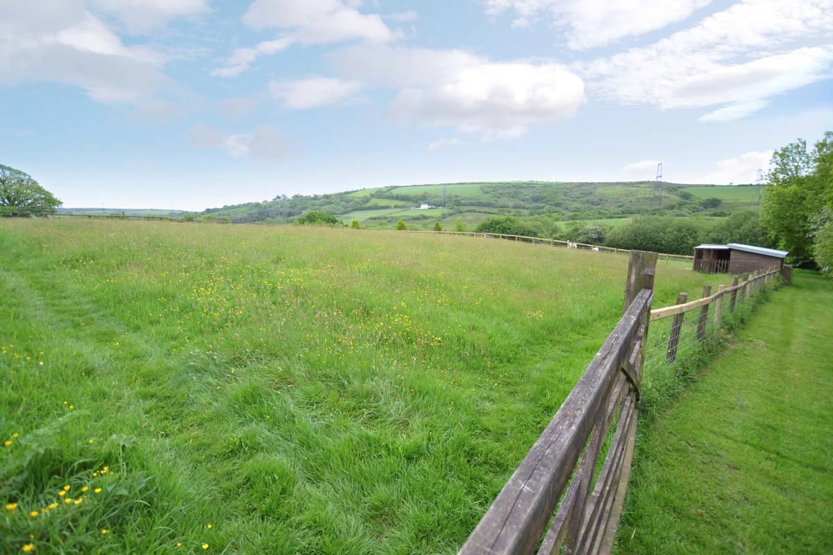 Property for Sale Pontyberem CARMARTHENSHIRE (EO7968) *Under Offer
