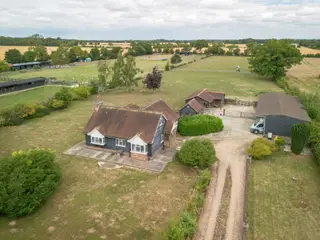 *** 2.8 ACRES *** A superbly located family residence with potential for expansion (stp), equestrian facilities and secluded grounds